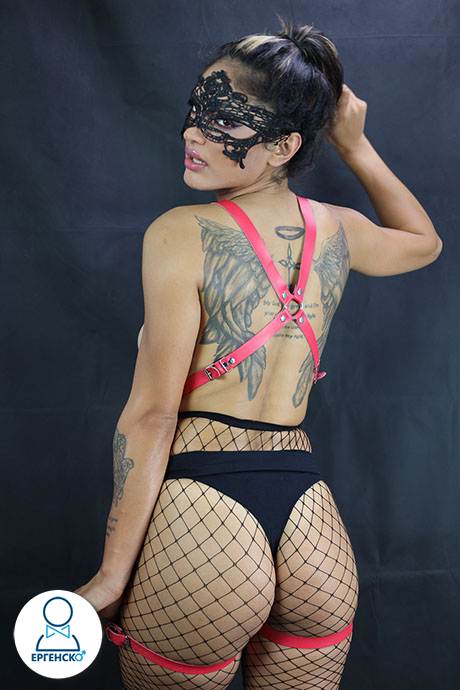 Стриптизьорка с уникални червени харнеси за Ергенско парти. Miss Pandora ще внесе на вашето парти много еротика и сексапил. Лапденс програма