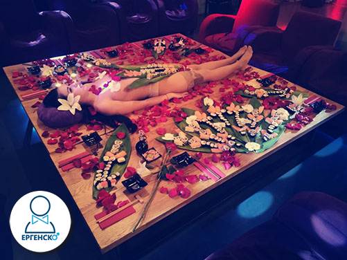 Голо суши за Ергенско парти - атрактивна изненада за всеки романтичен младоженец. Поднасяне на суши върху голо женско тяло с чаша шампанско.