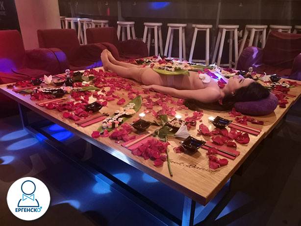 Голо суши за Ергенско парти. Уникална изненада за всеки изтънчен младоженец. Сервиране на суши върху голо женско тяло с чаша шампанско.