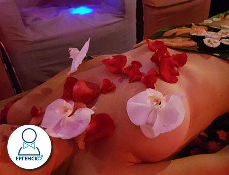 Голо суши за Ергенско парти с украса от цветя и чаша шампанско. Поднасяне на суши върху голо женско тяло - специална изненада за младоженеца.