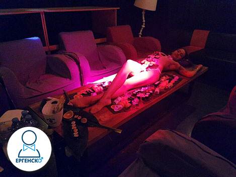 Еротична вечеря в частно заведение за Ергенско парти. Суши върху голо женско тяло горещи емоции за кума и младоженеца. ТОП вечеря - Голо Суши