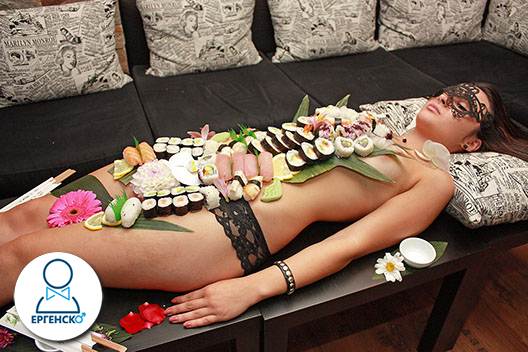 Еротично гореща вечеря в частен клуб за Ергенско парти. Суши върху гол "поднос" и много сексапил за младоженеца. ТОП вечеря - Голо Суши