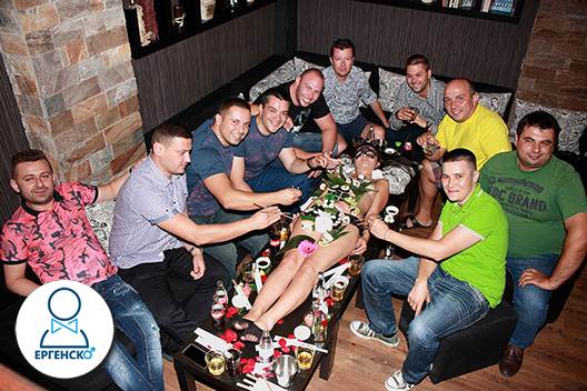 Голо суши в частен клуб за цялата компания на Ергенското парти. Суши върху гол "поднос" и много сексапил за младоженеца. ТОП вечеря - Голо Суши