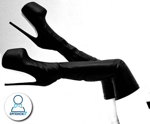 Стриптизьорка с високи черни ботуши за вашето парти. Уникален подарък за всеки младоженец - Топлесс шоу програма от ТОП стриптизьорки