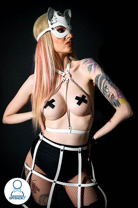 Miss Elis - секси топлесс танцьорка с харнесс костюм. Стриптизьорка за Ергенско парти, BDSM еротично шоу. Професионална будоарна фотосесия.