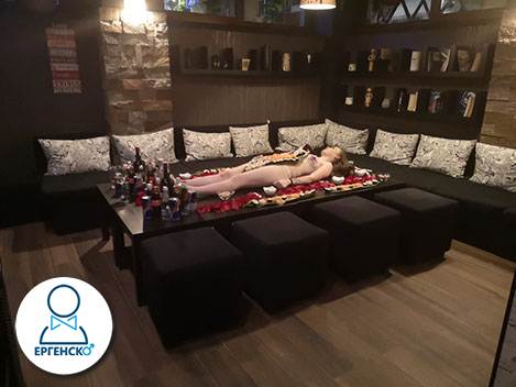 Еротична вечеря в частно заведение за Ергенско парти. Суши върху голо женско тяло, уникална атмосфера и горещи емоции за кума и младоженеца.